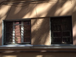 Горизонтальный и вертикальный узор соты на двух окнах